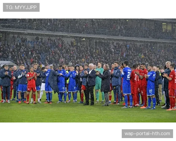 拜仁球迷举行游行前往伯纳乌球场，高唱助威歌曲声势浩大